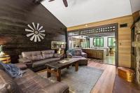Ein Sitzbereich in der Unterkunft Bourbon Hollow Lodge with Hot Tub and Pool plus Game Room only 5 min to downtown