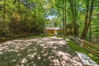 ein Basketballkorb mitten im Wald in der Unterkunft Bourbon Hollow Lodge with Hot Tub and Pool plus Game Room only 5 min to downtown in Gatlinburg
