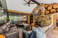 ein Wohnzimmer mit Sofas und einer Steinmauer in der Unterkunft Bourbon Hollow Lodge with Hot Tub and Pool plus Game Room only 5 min to downtown in Gatlinburg