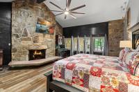 Ein Bett oder Betten in einem Zimmer der Unterkunft Bourbon Hollow Lodge with Hot Tub and Pool plus Game Room only 5 min to downtown