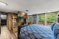 Ein Bett oder Betten in einem Zimmer der Unterkunft Bourbon Hollow Lodge with Hot Tub and Pool plus Game Room only 5 min to downtown