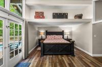 Ein Bett oder Betten in einem Zimmer der Unterkunft Bourbon Hollow Lodge with Hot Tub and Pool plus Game Room only 5 min to downtown