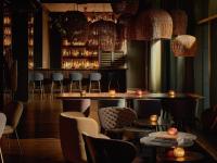 ein Restaurant mit Tischen und Stühlen und einer Bar in der Unterkunft The Cloud One New York-Downtown, by the Motel One Group in New York