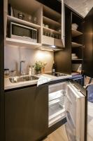 Adina Serviced Apartments Viennaにあるキッチンまたは簡易キッチン