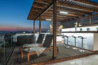 Balkón nebo terasa v ubytování Bright 3bdr Apt with Roofgarden, Jacuzzi