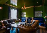 Una sala de estar con muebles de cuero y chimenea. en The Bedford Inn, en Ramsgate