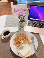 Un plato de comida en una mesa con una computadora portátil. en Ayenda Habana Vieja 1221, en Medellín