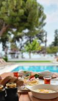 una mesa cubierta con platos de comida junto a una piscina en Villa No 44, en Darıca