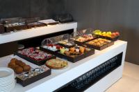 un buffet con diversi tipi di cibo su un tavolo di Mango Luxury Resorts a Sarandë