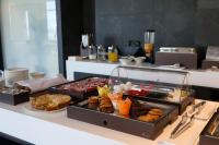 una colazione a buffet con cibo su un bancone di Mango Luxury Resorts a Sarandë
