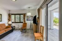 Televízia a/alebo spoločenská miestnosť v ubytovaní Apartamento pie de jardín en Roses