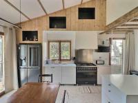 A cozinha ou cozinha compacta de Le Nid des Amis -Villa, jardin, vue &agrave; la montagne