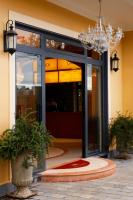 ダラットにあるHôtel De Da Phuのシャンデリアと大きなガラスドアのあるロビー