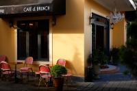 ダラットにあるHôtel De Da Phuのレストランの外の椅子