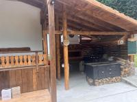 Un gran edificio de madera con una estufa de leña. en Barlogul din Vidraru, en Curtea de Argeş