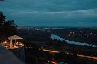 Výhled na řeku, která protéká v blízkosti hotelu