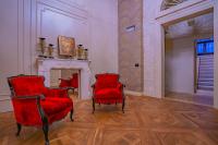 A seating area at Corte Rubbi 7 Deluxe Apartment