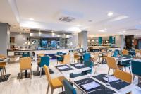 A restaurant or other place to eat at Climia Benidorm Plaza