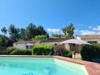 Bazén v ubytovaní MAS GABELYS superbe vue SAINTE VICTOIRE jardin terrasse et piscine alebo v jeho blízkosti