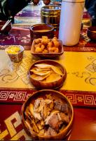 een tafel met kommen eten op een tafel bij ペンションminiモンゴル in Makito