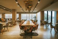 Un comedor con mesa y sillas en Howard Johnson Plaza La Ribera, en Resistencia