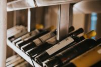 un montón de botellas de vino sentadas en un estante en Howard Johnson Plaza La Ribera, en Resistencia