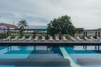 Sugar Marina Hotel -AVIATOR- Phuket Airportの敷地内または近くにあるプール