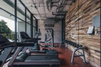Sugar Marina Hotel -AVIATOR- Phuket Airportにあるフィットネスセンターまたはフィットネス設備