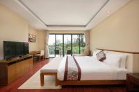 Ocean Villa Pool Retreat In Da Nangにあるテレビまたはエンターテインメントセンター