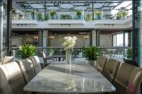 una sala da pranzo con tavolo e sedie di Roza Palace Cat Ba a Cat Ba