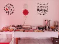 Una cocina con una mesa con comida encima. en Zoltán & Erika Panzió Parajd, en Praid