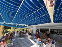 Reštaurácia alebo iné gastronomické zariadenie v ubytovaní Apartments Benalmadena