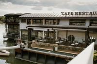 A restaurant or other place to eat at Vogue Boat Apartments