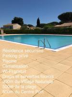 Bazén v ubytovaní Appartement JADE dans résidence proche Tennis/ centre naturiste alebo v jeho blízkosti