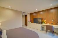 Ocean Villa Pool Retreat In Da Nangにあるテレビまたはエンターテインメントセンター