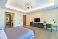 Ocean Villa Pool Retreat In Da Nangにあるテレビまたはエンターテインメントセンター