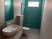 Kúpeľňa v ubytovaní Beachfront Comfort Apartments SINAJKO