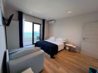 Posteľ alebo postele v izbe v ubytovaní Beachfront Comfort Apartments SINAJKO