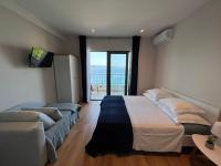 Posteľ alebo postele v izbe v ubytovaní Beachfront Comfort Apartments SINAJKO