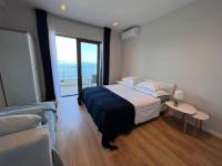 Posteľ alebo postele v izbe v ubytovaní Beachfront Comfort Apartments SINAJKO