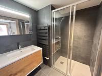 Kúpeľňa v ubytovaní Appartement 3 Chambres au Centre des Gets avec Balcon, Parking et Cheminée - FR-1-623-333