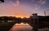 Východ nebo západ slunce při pohledu z hotelu nebo okolí