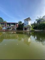 Výhled na řeku, která protéká v blízkosti hotelu