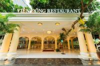 ニャチャンにあるTran Vien Dong Hotelの「バンクーバーレストラン」と書かれた看板のある大きな建物