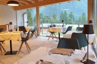 een restaurant met tafels en stoelen en een groot raam bij Bosc del Meneghì in Ledro