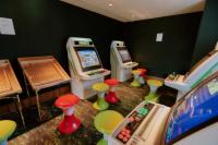 a room with two video game machines andools at 天下南隅 Provintia Hotel in Tainan