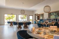 ein Restaurant mit Tischen und Stühlen und Weingläsern in der Unterkunft Trame - Poesia Di Mare in Polignano a Mare