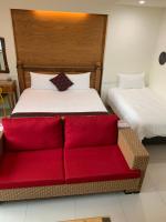 a bed and a couch in a room at 開心居-正市中心電梯民宿-步行東大夜市5分鐘 in Hualien City