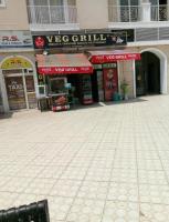 una calle vacía frente a un edificio en Blue Mans Rooms, en Vrindāvan