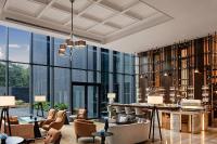 una representación de un vestíbulo con una gran pared de cristal en The Ritz-Carlton, Pune, en Pune